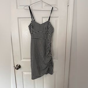 NWT Rihoas houndstooth print mini dress with rouching